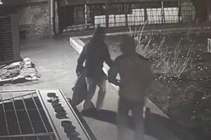 Зловмисники схопили потерпілого та, притиснувши до стіни, зірвали з нього куртку та сумку, у якій знаходились особисті речі та близько 30 тисяч гривень