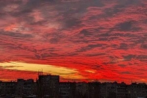 Взимку червоні відтінки стають яскравішими, оскільки пил і водяна пара менше впливають на розсіювання