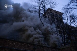 Рятувальники довго не могли приступити до гасіння пожежі через високу напругу 