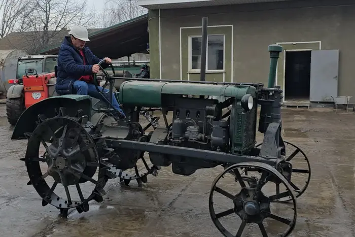 На Вінниччині відновлено ретро-трактор, який десятиліттями стояв на постаменті (фото)