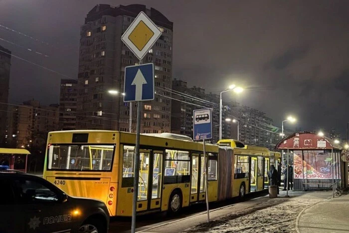 На Київщині чоловік порізав обличчя юнакові через гучну музику в автобусі