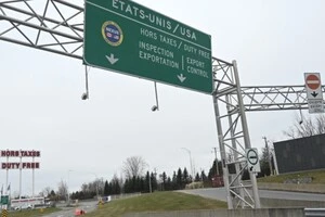 Міжнародний кордон між Канадою та Сполученими Штатами в Сен-Бернар-де-Лаколь, Квебек