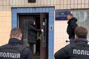 Cлідчі столичної поліції проводять обшук у службових приміщеннях КП «Київський метрополітен»
