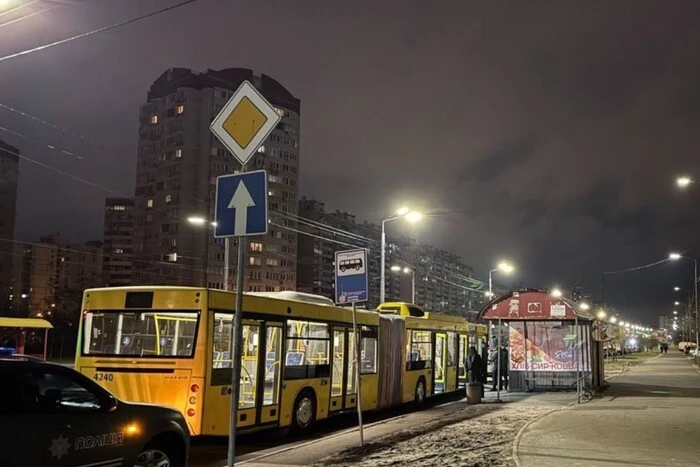 У Києві обрано запобіжний захід чоловікові, який в автобусі порізав підлітка бритвою