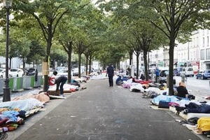 На вулицях Парижа часто можна зустріти безхатьків