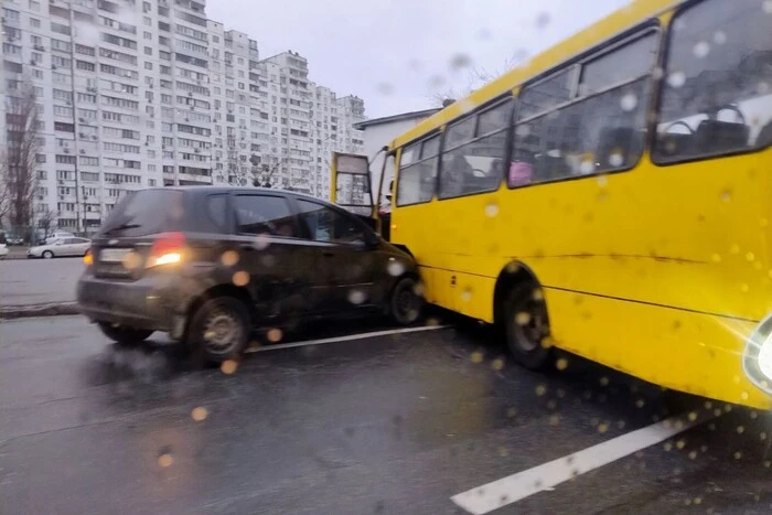 У Дарницькому районі столиці легковик влетів у автобус з дітьми