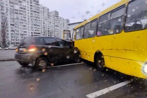 У Дарницькому районі столиці легковик влетів у автобус з дітьми
