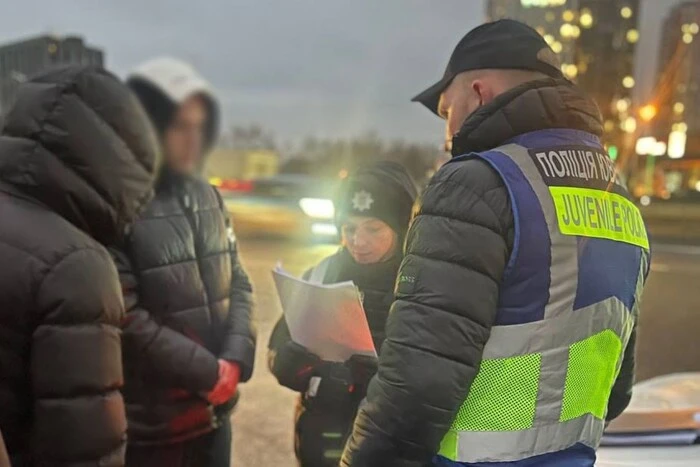 Скандал у центрі Києва: один з підлітків отримав підозру у незаконному зберіганні зброї