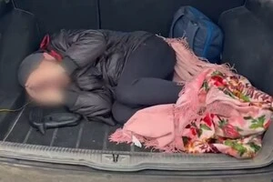 Підозруваний збирав охочих у заздалегідь обумовленому місці та на власному авто довозив їх до одного з прикордонних сіл