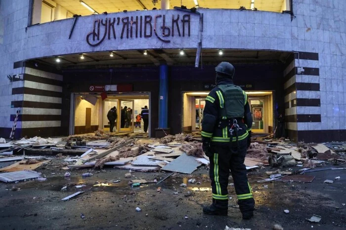 Станція метро, що постраждала внаслідок ранкової атаки на Київ, відновила роботу