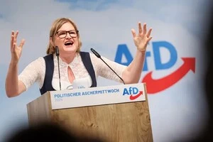 На думку Катрін Ебнер-Штайнер, біженці повинні отримувати допомогу лише в «натуральній формі», а не грошову підтримку