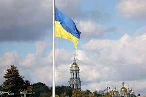 Аби вберегти полотнище від пошкоджень, прапор залишиться приспущеним до покращення погодних умов