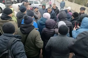 До протестувальників вийшов тимчасовий виконувач обов’язків губернатора регіону Олександр Хінштейн
