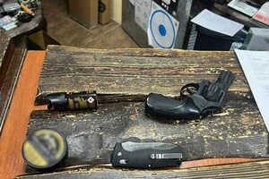 У Черкасах жінка увійшла до магазину з пістолетом і відкрила вогонь 