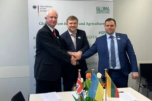 Міністр аграрної політики Віталій Коваль разом з британським та литовським колегами