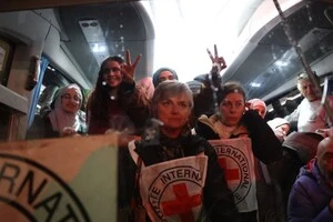 78 звільнених в’язнів були перевезені автобусами Червоного Хреста