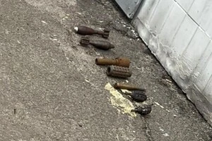 Прямуючи на роботу кияник помітив ймовірні боєприпаси