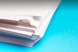 Посадовець уклав договір на постачання паперу, який передбачав постачання товару за цінами, що значно перевищували ринкові