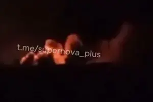 У Воронезькій області після атаки безпілотників спалахнула нафтобаза (відео)