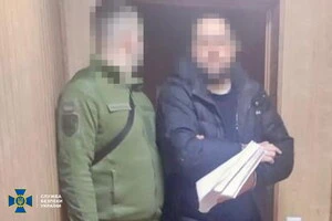 Співробітники СБУ затримали фігуранта при спробі втечі з України на пункті пропуску «Краківець», через який він намагався виїхати за кордон