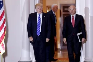 Трамп номінував Паздера на посаду міністра праці у 2017 році, але призначення зірвалося через звинувачення проти Паздера у насильстві проти колишньої дружини