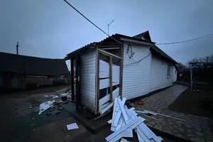 В одному з районів пошкоджено чотири приватні будинки, автомобіль, будівлю кафе та паркан