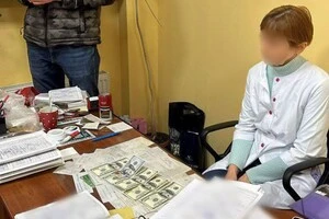 Лікарку затримано під час чергової передачі неправомірної вигоди 