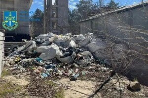 У 2019 році начальник будівельної дільниці, перебуваючи у змові з посадовцями двох субпідрядних організацій, забруднювали відходами земельну ділянку на території Труханового острова