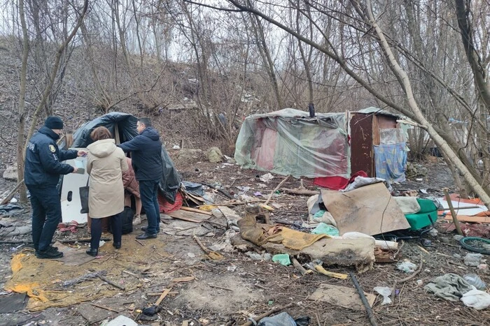 У Тернополі правоохоронці виявили халабуду, де жила сім’я з п’ятьма дітьми (фото)