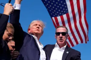 Шон Керран (праворуч від Трампа) має 23-річний досвід роботи в правоохоронних органах