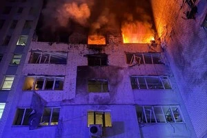 Фіксується руйнування фасаду на 6-9 поверхах