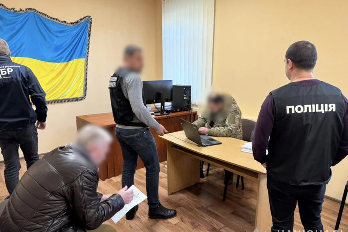 Мільйони незаконних виплат. 13 військових по всій країні отримали підозри