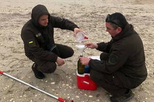 Екоінспектори беруть проби воду та ґрунту на дослдження на наявність нафтопродуктів