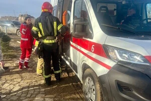 Нога хлопця затиснулася між дерев’яними конструкціями пірсу