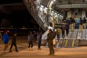 Сполучені Штати почали депортацію сотень нелегальних мігрантів