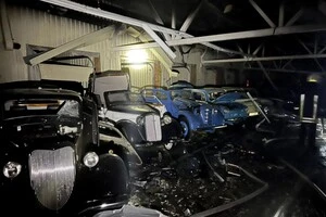 Знищені автівки у музеї ретро-автомобілів