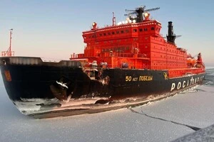 Атомний криголам «50 років Перемоги» отримав пошкодження обшивки краю лівого борту. На фото видно величезну дірку в корпусі