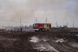 Рятувальники показали, як гасили пожежу через падіння БпЛА у Деснянському районі Києва (фото)