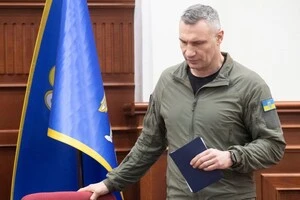 Мер Києва зазначив, що обшуки проводять не тільки на робочих місцях представників міської влади, але й вдома, в їхніх автомобілях та в рідних