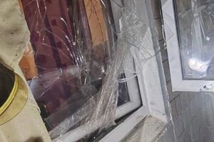 Уламки БпЛА розбили скло та пошкодили балкон в одній з квартир