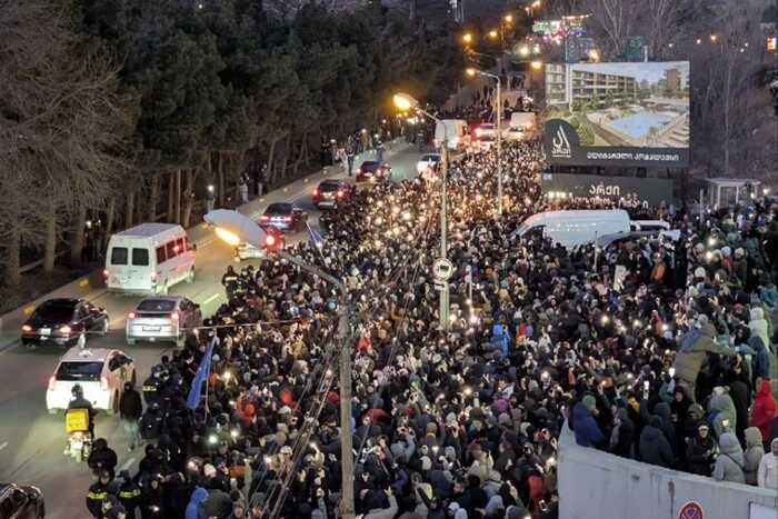 Затриманих б'ють ногами по голові. У Тбілісі знову спалахнули протести