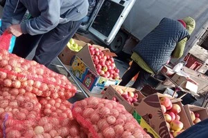 На покупців чекають сезонні овочі, фрукти, зелень та інша городина від фермерів