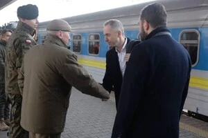 Польські посадовці прибули до Києва потягом, на вокзалі їх зустрів очільник польської дипломатичної місії в Україні Пьотр Лукасевич та інші високопосадовці