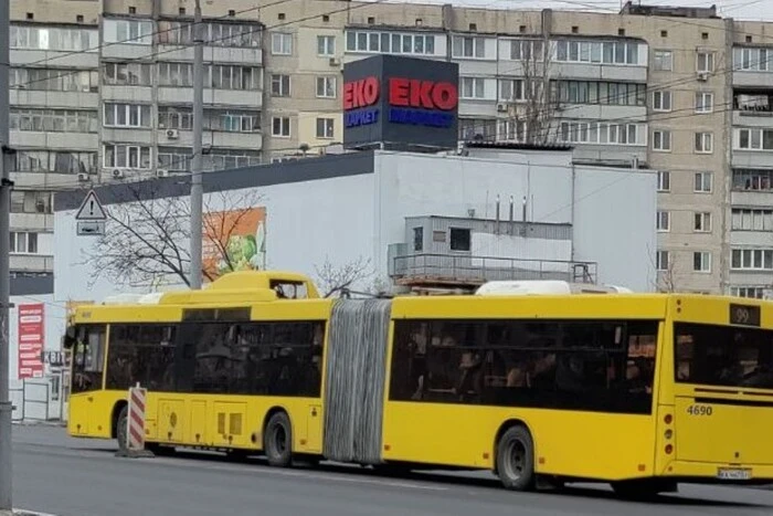 Сьогодні у Києві змінено маршрути трьох автобусів: схеми руху