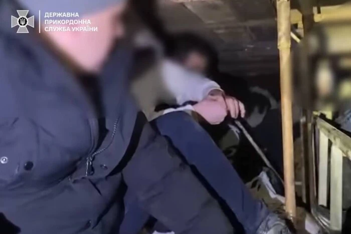 Чоловіки намагалися виїхати за кордон під шаром піску в «Камазі» (відео)