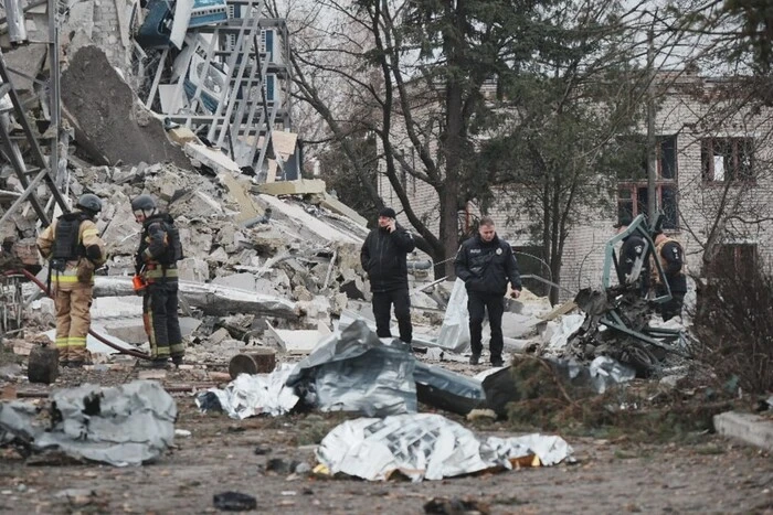 Зруйновано частину будівлі міськради. Зеленський показав наслідки атаки на Ізюм