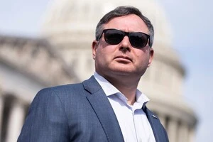 «Відбудова української інфраструктури та електромереж, які зазнають постійних щоденних атак з боку росіян, також опинилися серед програм, які призупинені», – зауважив Віндман