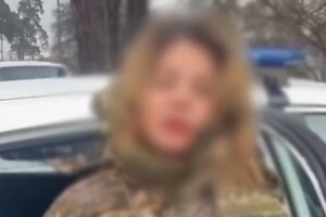 Поліцейські затримали жінку, яка у військовій формі на авто блокувала виїзд з розподільчого центру 