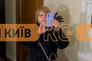 Мати підозрюваного вдарила журналістку і почала знімати її колег, які питали жінку про мотив агресії