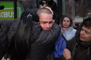 Звільнений воїн разом зі своїми близькими